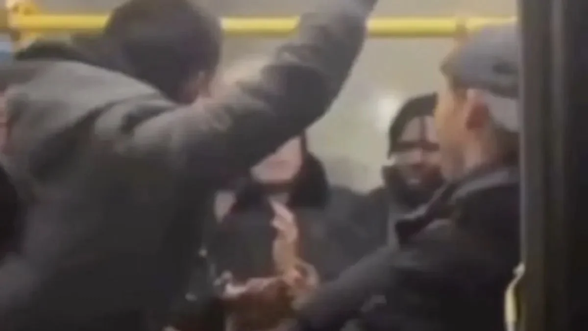 Алматыда автобуста тұрған шетелдіктерді бір топ жігіт ұрып-соғып кетті (ВИДЕО)