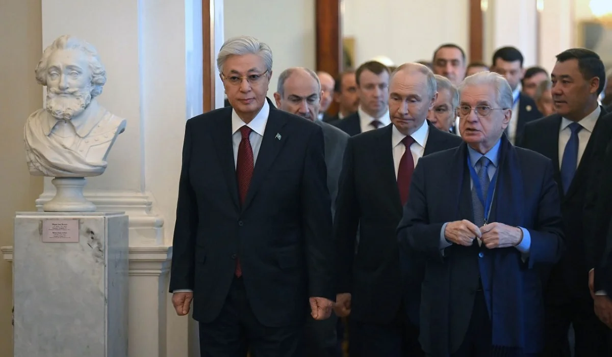 Тоқаев Санкт-Петербургте Эрмитажды аралап көрді
