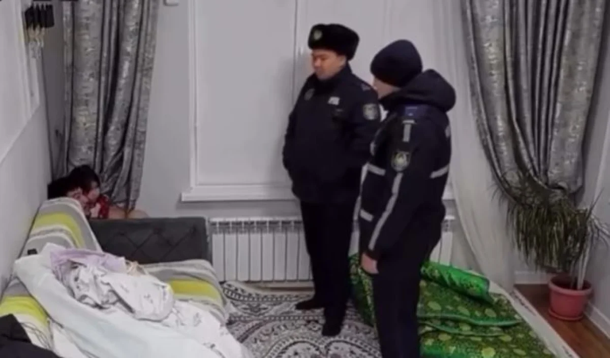 Атырауда әйел адам полицейлердің көмегімен экс-күйеуінен балаларын алып кетті (ВИДЕО)