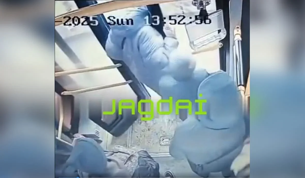 Алматыда әйел адам автобустан құлап, омыртқасын сындырып алды