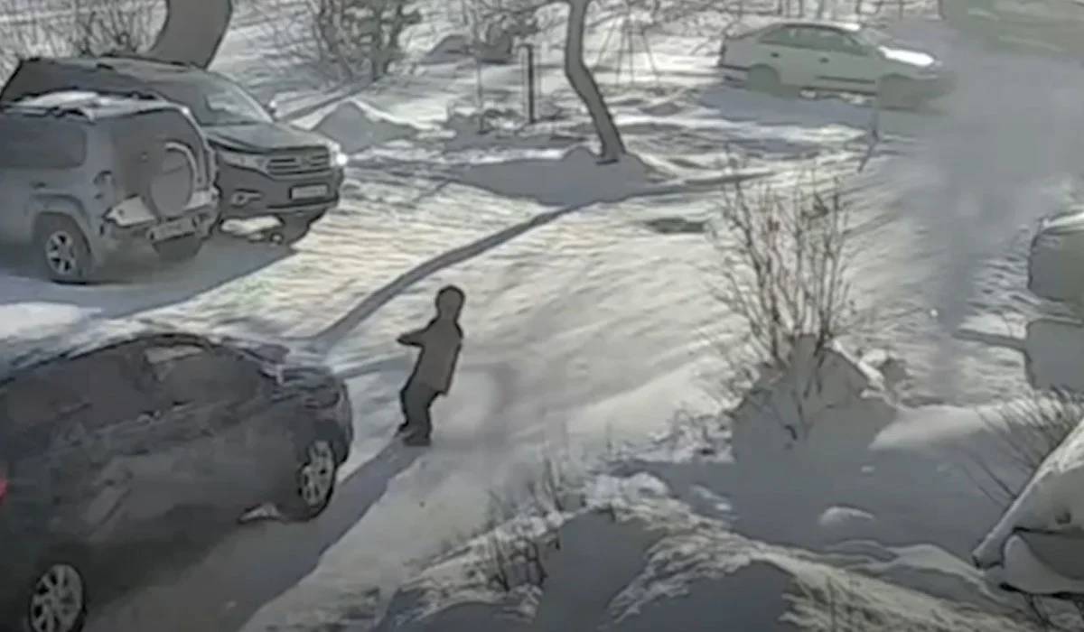 Риддерде алты жасар баланы қағып кеткен жүргізуші оқиға орнынан кетіп қалған (ВИДЕО)