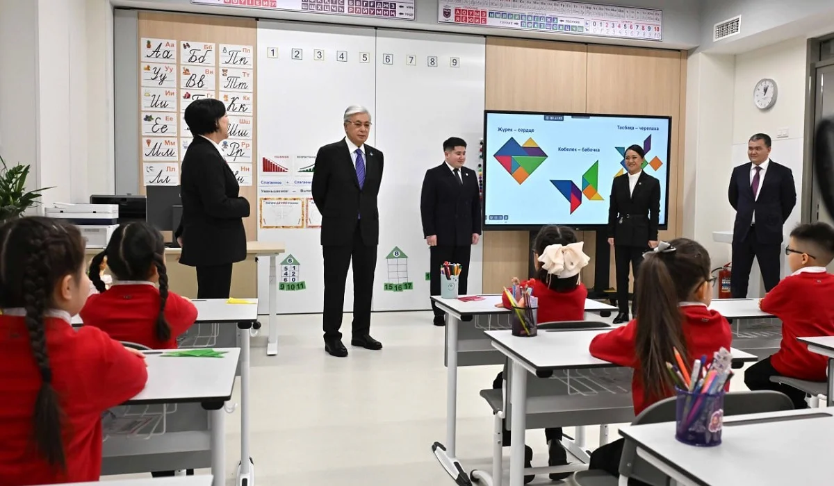 Мемлекет басшысы математика мен ағылшын тілі тереңдетіп оқытатын мектепті тексеріп шықты