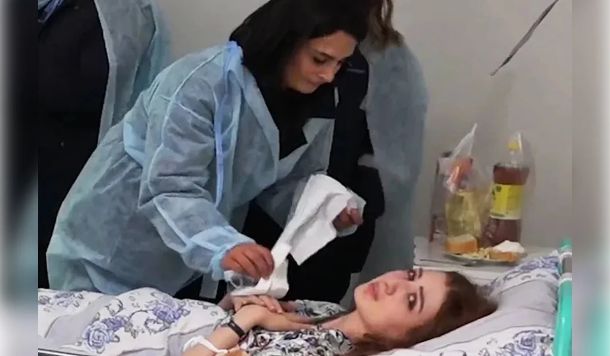 Ақтаудағы ұшақ апаты: тірі қалған бортсерік бір жылдан кейін жұмысына қайта оралды (ВИДЕО)