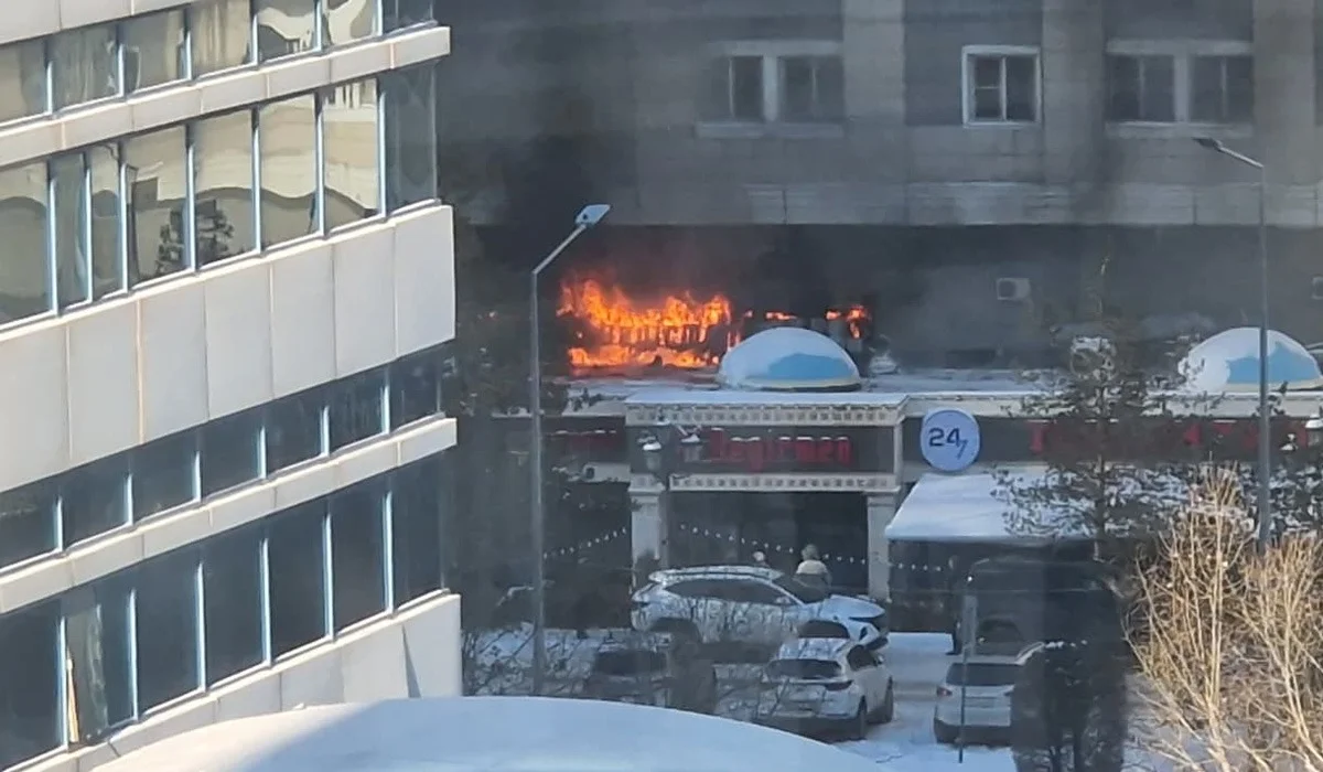 Шұғыл: Астанада тағы бір тұрғын үйдің астындағы дәмхана өртеніп жатыр (ВИДЕО)