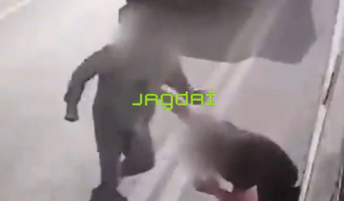 Алматыда ер адам көшеде кетіп бара жатқан бейтаныс адамды еш себепсіз ұрып жыққан (ВИДЕО)