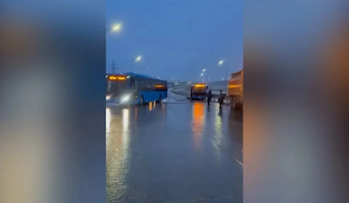 «Көктайғақтан автобустар тайғанап жатыр»: Қарағанды-Астана тасжолы жабылды (ВИДЕО)