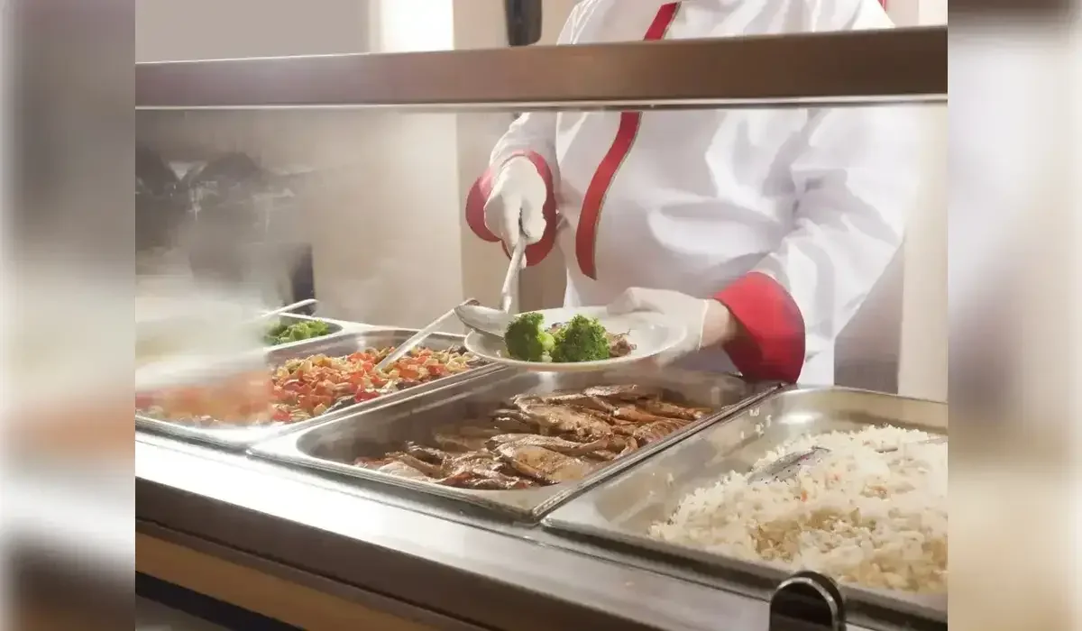 Гастроэнтеролог тамақты кімдерге сумен ішуге болмайтынын айтты