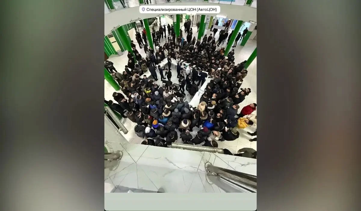 Атырау мен Ақтауда «әдемі нөмірге» таласқандар таңғы бестен бері кезекте тұр (ВИДЕО)