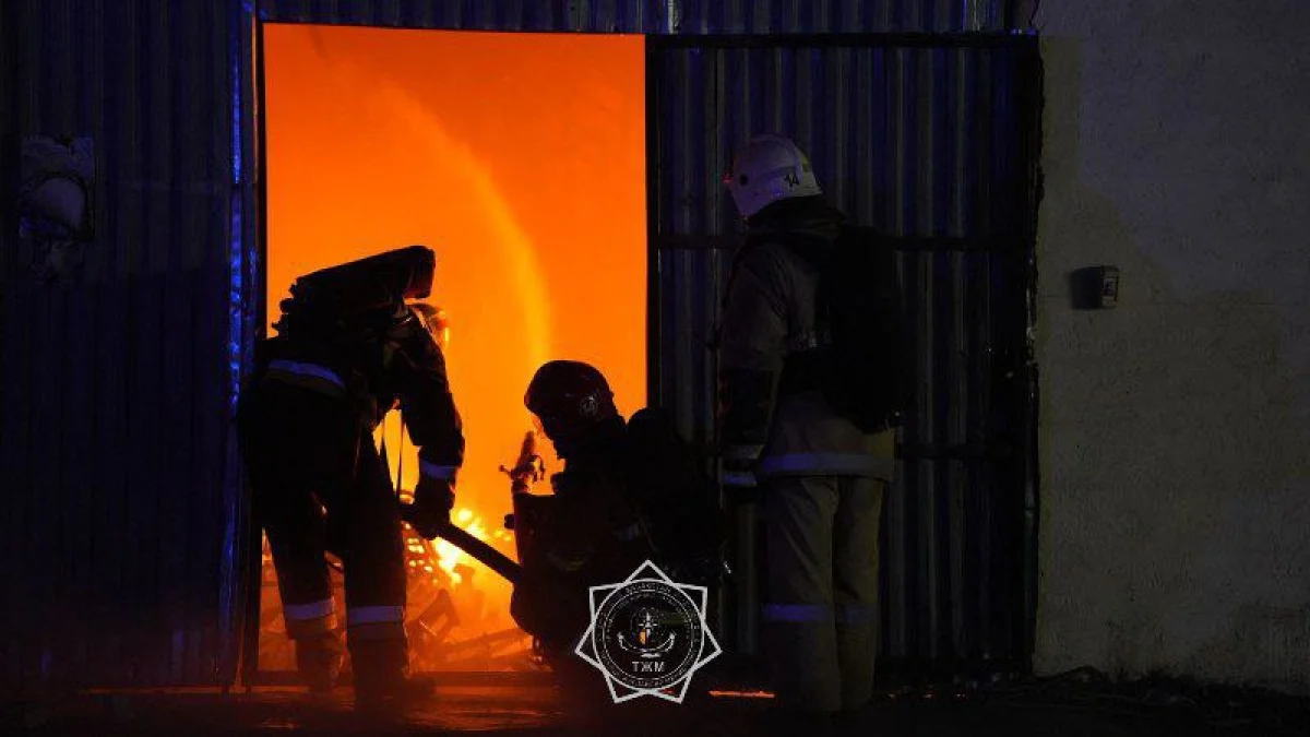 Алматыда ірі қойманы алапат өрт шарпыды: тілсіз жаумен 85 құтқарушы күресіп жатыр