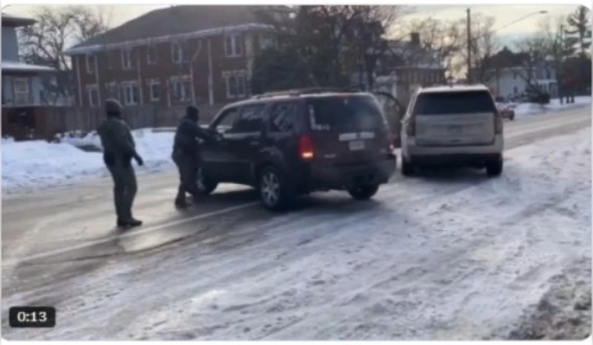 АҚШ-та иммиграция қызметкері әйелді атып өлтірді (ВИДЕО)