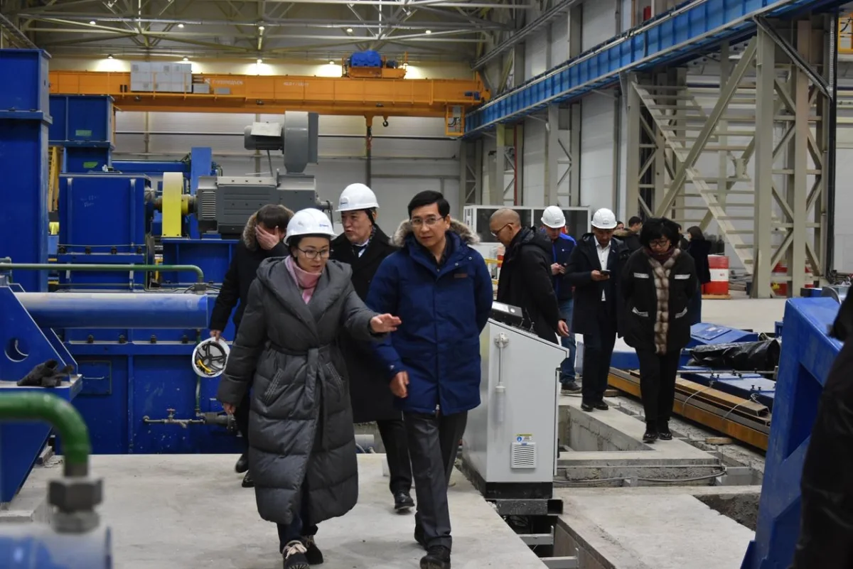 Депутаттар Қарағанды облысында импортты алмастыратын ауқымды өндіріс орнын аралады