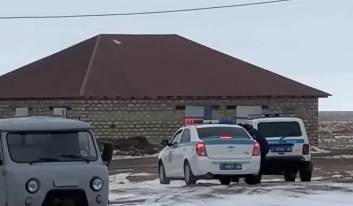 «Ұлым момын»: Атырауда ерлі-зайыптының өліміне күдікті жігіттің анасы оның бес баласына қарап қалған