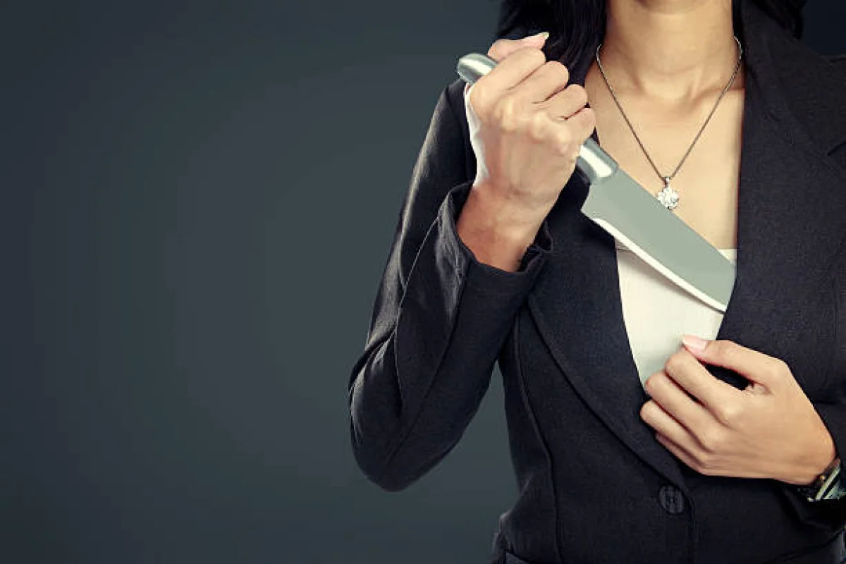 Екібастұзда әйел ер адамды пышақтап өлтіріп, тағы бір әйелдің өміріне қол салды