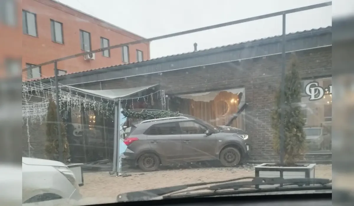 Атырауда мас зейнеткер көлігімен мейрамханаға соғылды