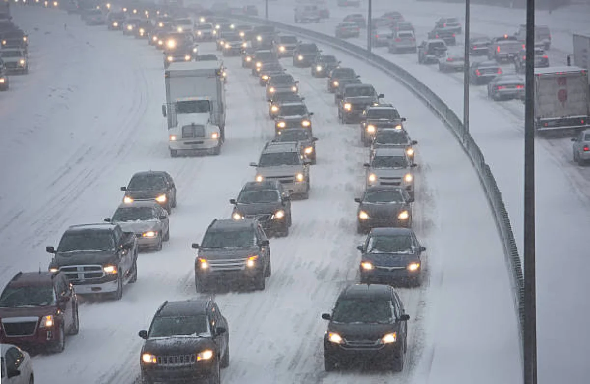 ШҚО тасжолында 80-нен астам көлік: полиция бастаған автоколонна қауіпсіз жерге өтті