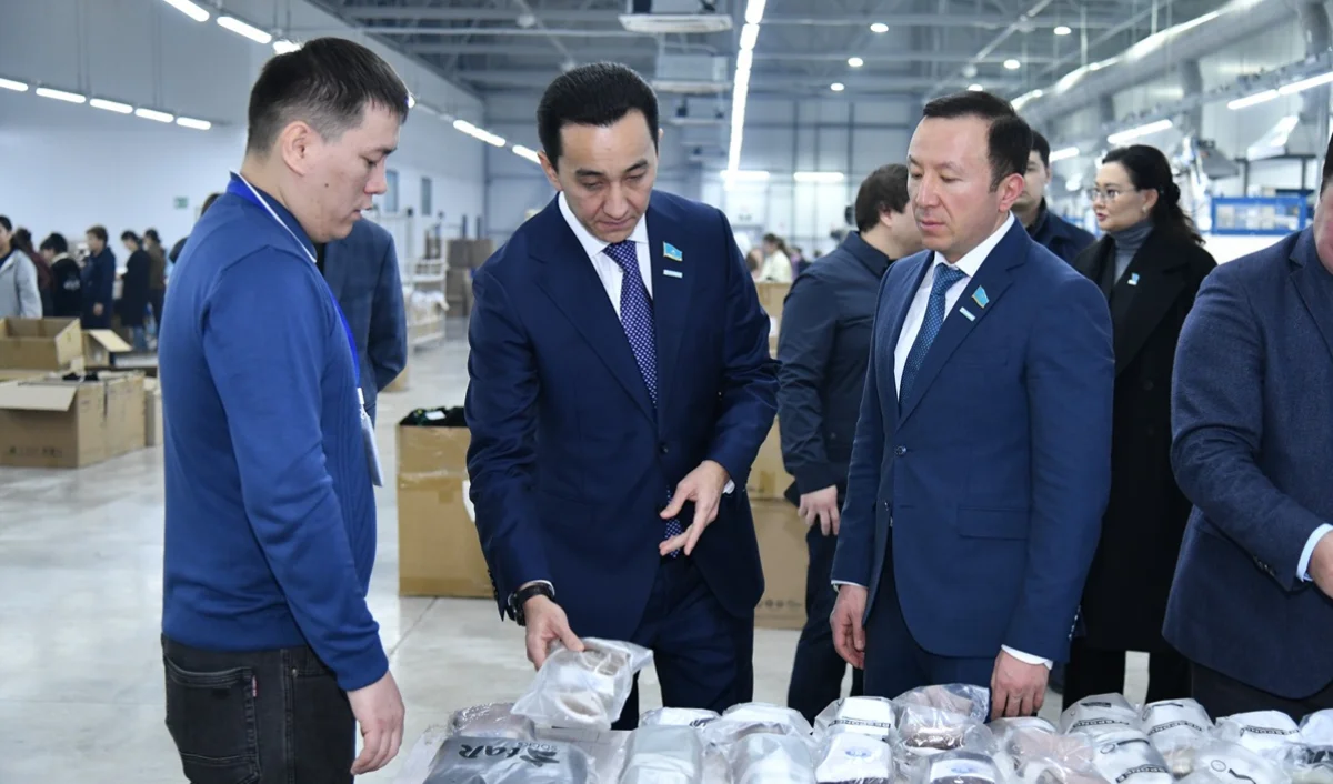 Мәжіліс депутаттары тоқыма кәсіпорнының жұмысымен танысты