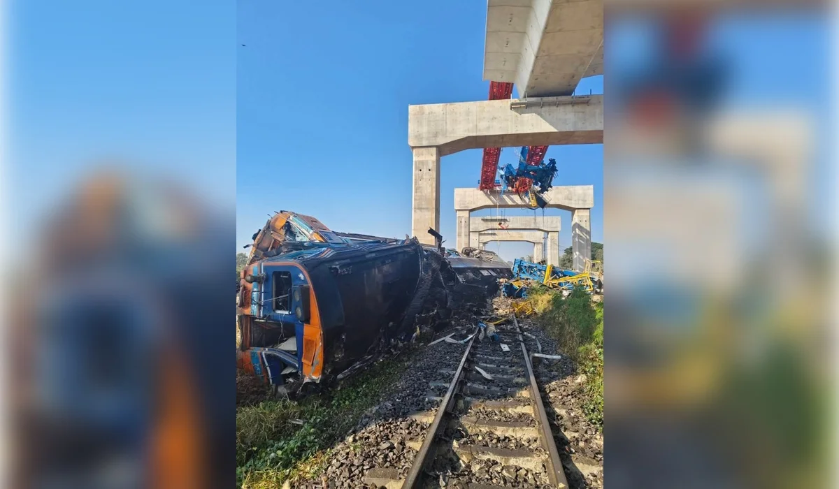 Таиландта пойыздың үстіне кран құлап, 20-дан астам адам қаза тапты (ВИДЕО)