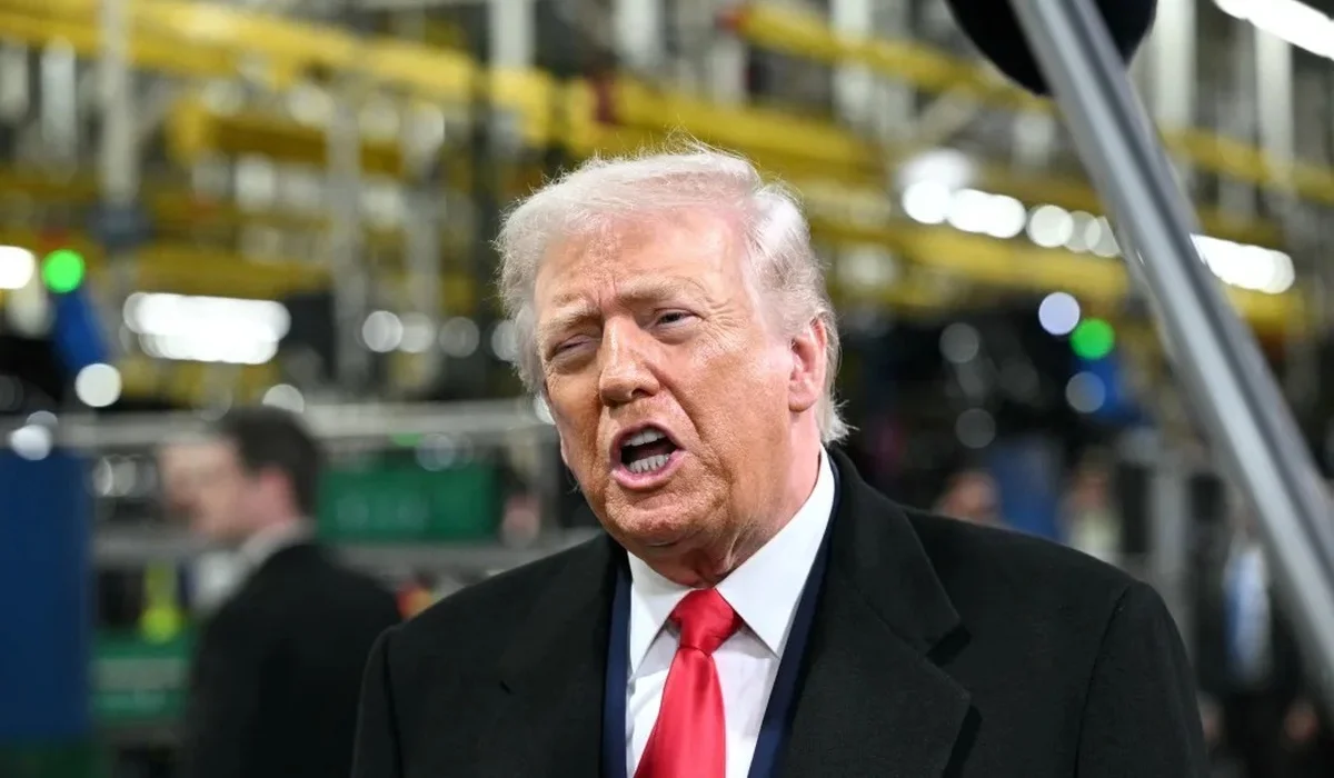 «Ортаңғы саусағын көрсеткен»: Трампты балағаттаған жігіт аяқ астынан байып кетті