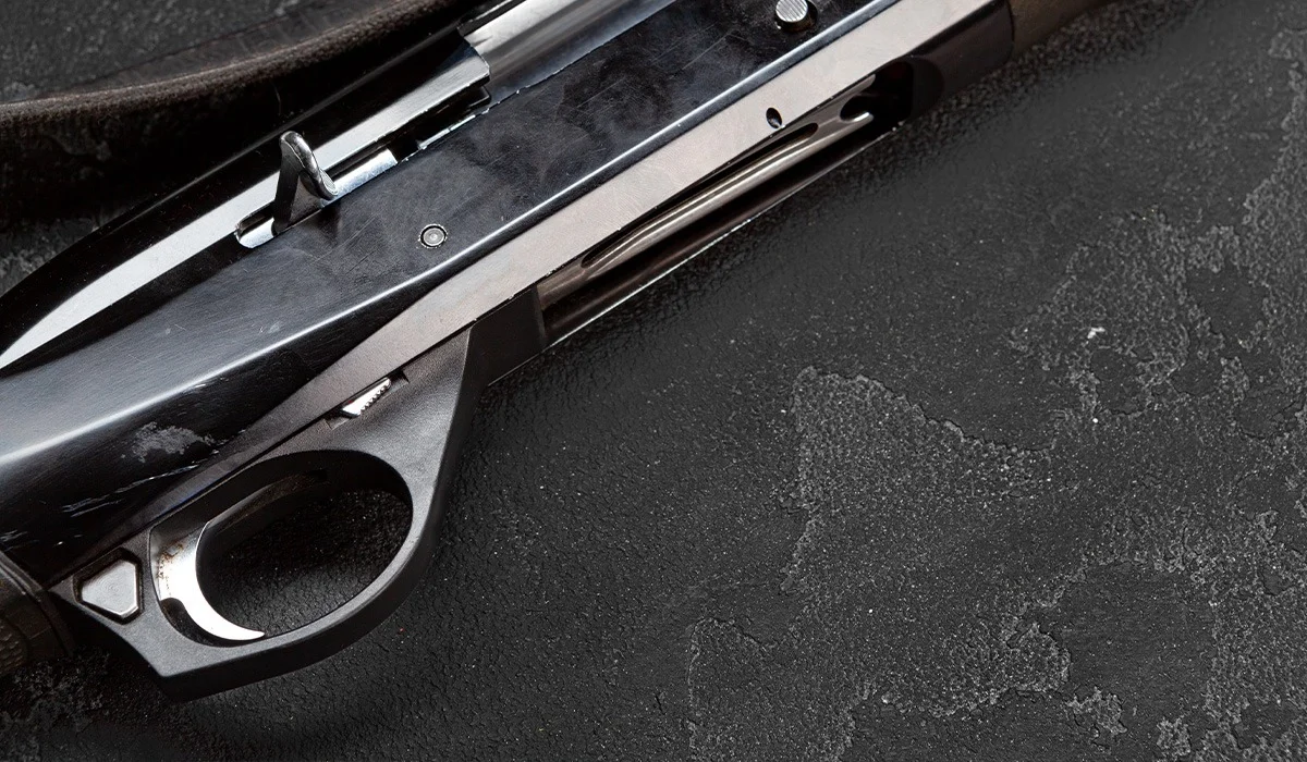 Еденнің астына мылтық жасырған: Астанада қараусыз қалған вагоннан қарулар табылды