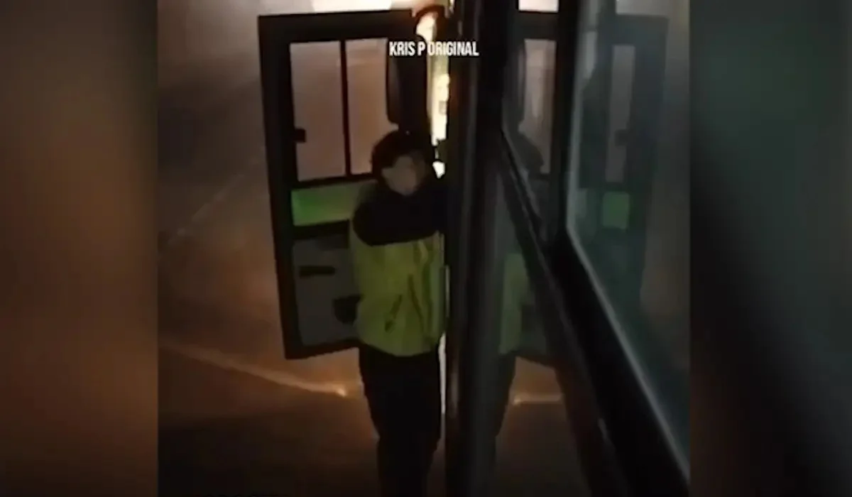 Алматыда ер адам автобустың терезесін сындырып кетті (ВИДЕО)