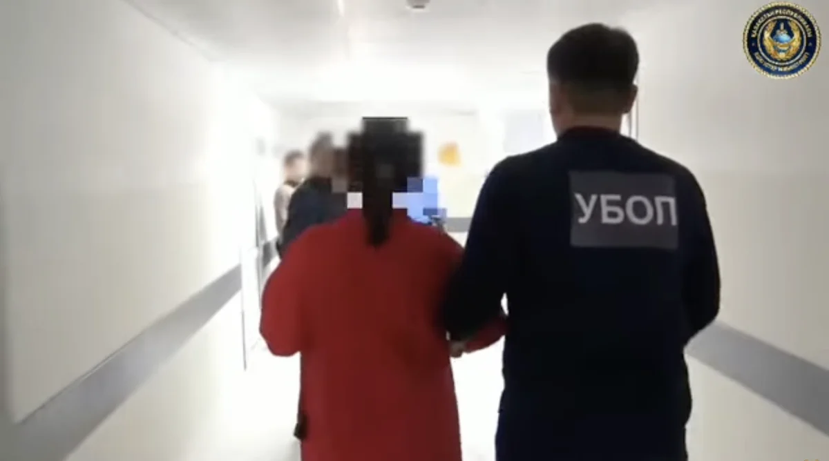 Түркістанда блогер клиника басшысынан 1 млн теңге бопсалады деген күдікпен ұсталды