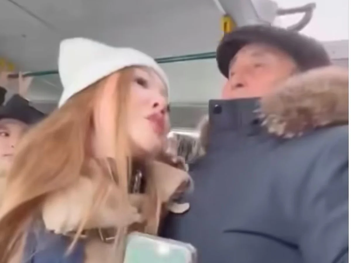 Автобуста жолаушы әйел орын бермегені қыздың шашын жұлып, балағаттаған