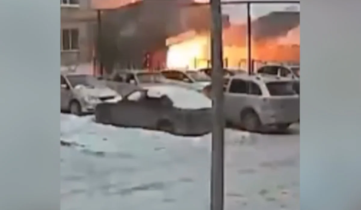 Хромтауда жарылыс болып, шағын ғимараттың шатыры көкке ұшты (ВИДЕО)