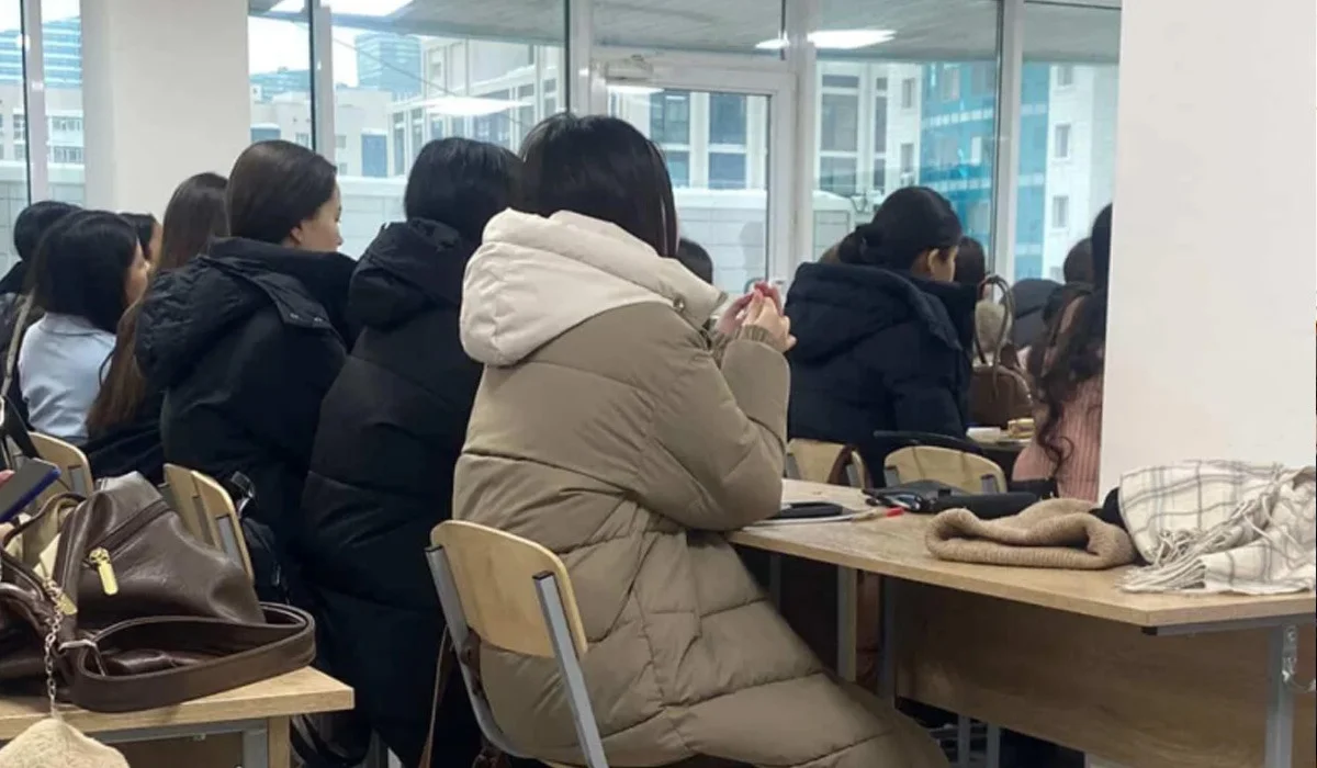 «Тоңғаннан ерніміз көгеріп кетті»: Астанада студенттер сырт киімін шешпей оқуға мәжбүр болған (ФОТО)