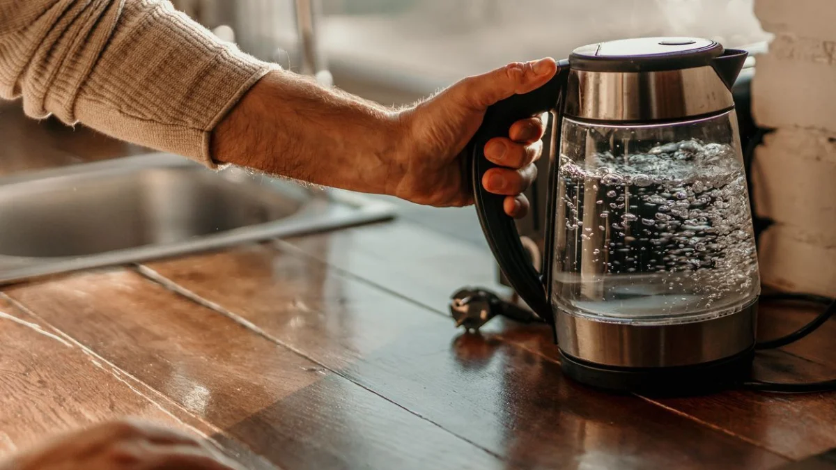 Екібастұзда шизофрениямен ауыратын ер адам әйел шәйнекпен ұрып, есінен тандырды