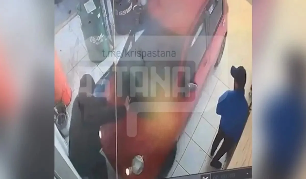 Газ бен тежегішті шатастырып алған: Шымкентте әйел адам көлік жөндеушіні қабырғаға жаншып тастады (ВИДЕО)