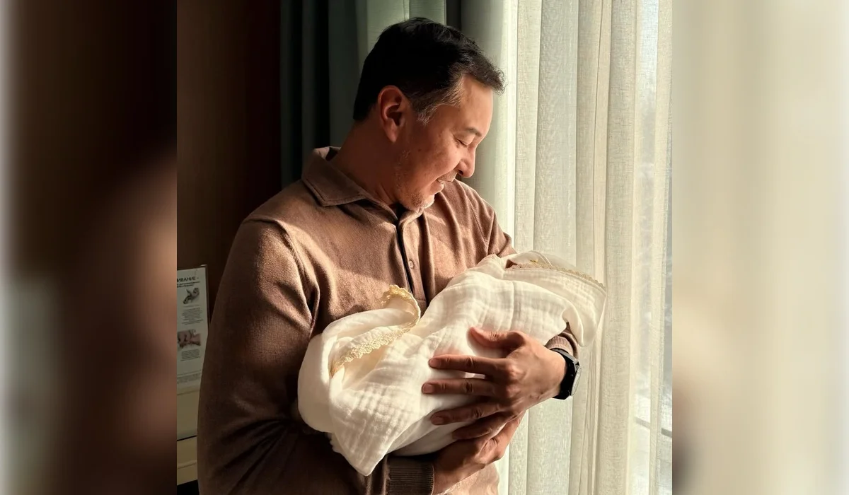 Режиссер Ақан Сатаев алтыншы баланың әкесі атанды