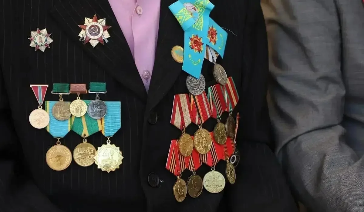 Ардагерлер, батырлар, саяси репрессия құрбандары: Қазақстанда кімдерге арнайы жәрдемақы беріледі