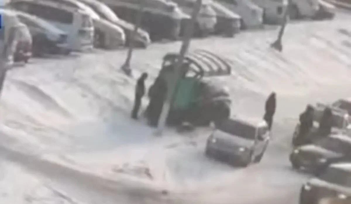 Қарағандыда жеңіл көлік аялдамаға соғылып, бір әйелді қағып кетті (ВИДЕО)