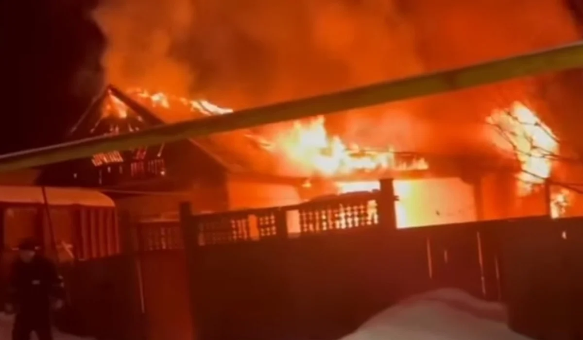 Батыс Қазақстандағы Ақсай қаласында жер үй өртеніп, үш адамның мәйіті табылды (ВИДЕО)