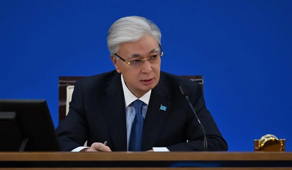 «Деструктивті контент»: мемлекет басшысы ЖИ ақпараттық қаруға айналуы мүмкін екенін айтты