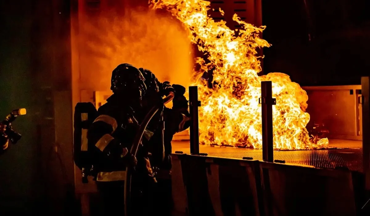 Оралда полиция өрттен 20 адамды құтқарып қалды: оқиғаның видеосы тарады