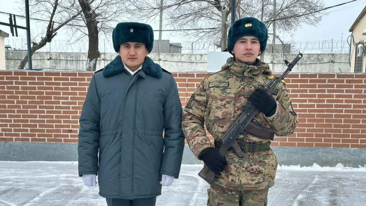 Атырауда жас сарбаз туған ағасының алдына барып, Ант берген (ФОТО)