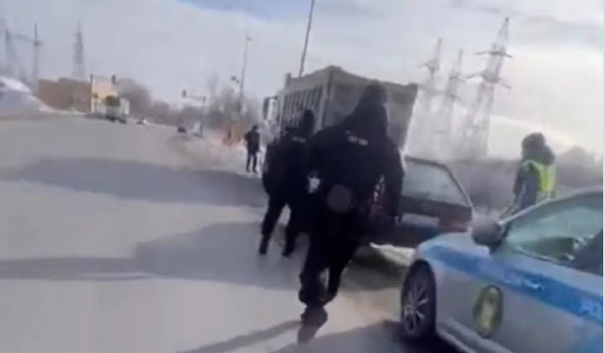 Ақтөбе полициясы көшенің қақ ортасында бірнеше адамды қолын байлап алып кетті