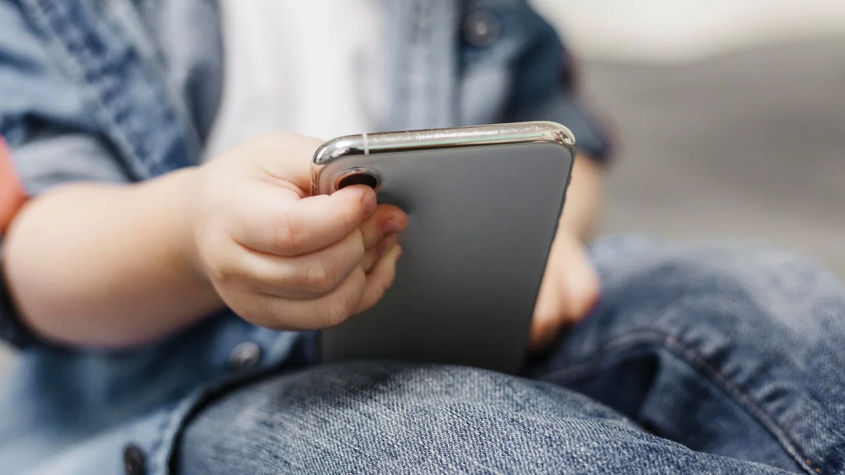 Қазақстанда балалардың әлеуметтік желіге тіркелуіне тыйым салына ма – министрдің жауабы