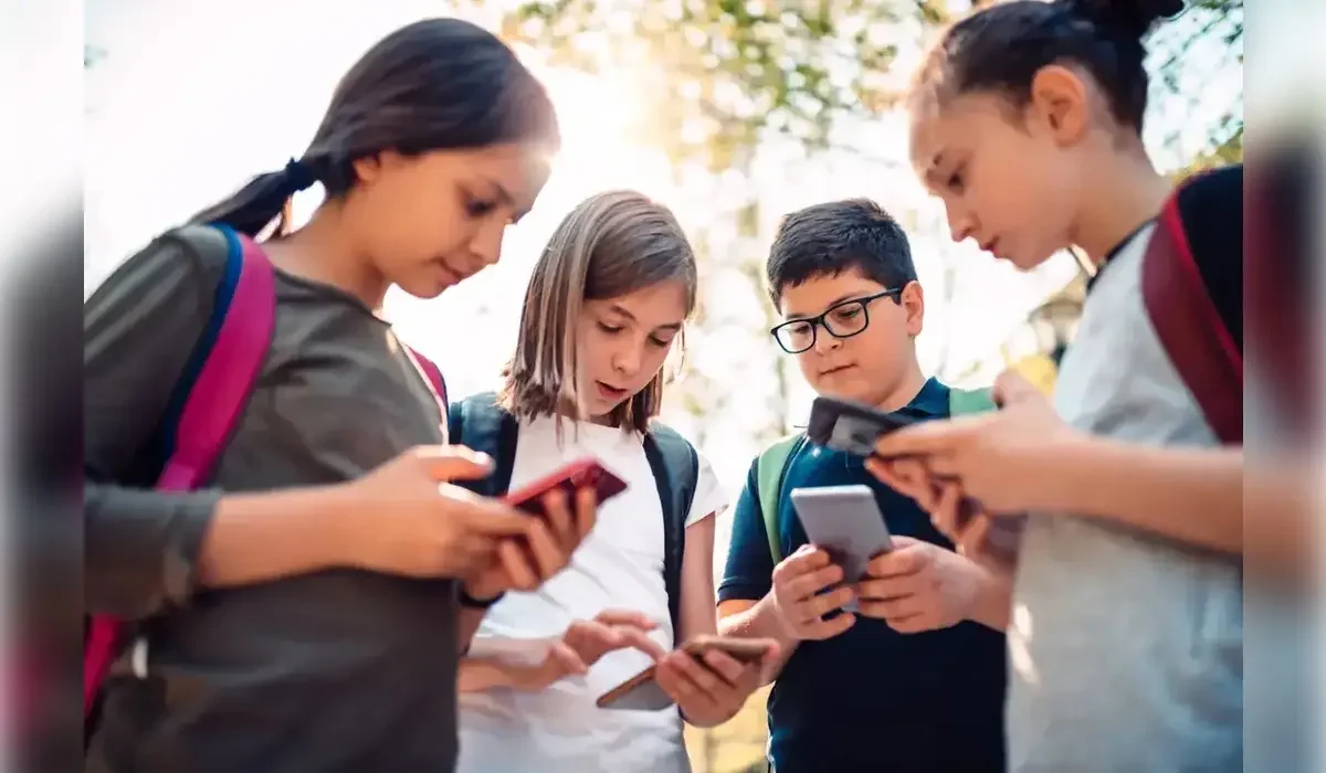 Франция парламенті 15 жасқа толмаған балаларға әлеуметтік желіге кіруге тыйым салатын заң жобасын мақұлдады