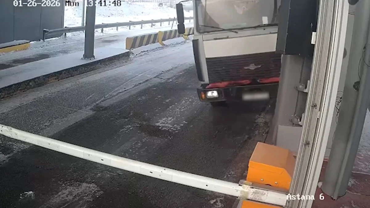 «Астана – Петропавл» автожолында жүк көлігі төлемақы алу пунктіне соқтығысты