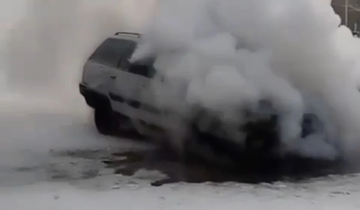 Қарағандының қақ ортасында жеңіл көлік өртеніп кетті