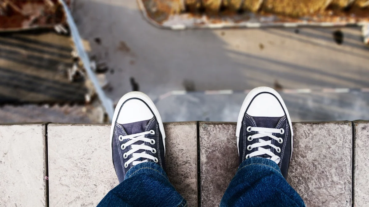 «Хат жазып кеткен»: Алматыда жасөспірім биік үйден құлап көз жұмды