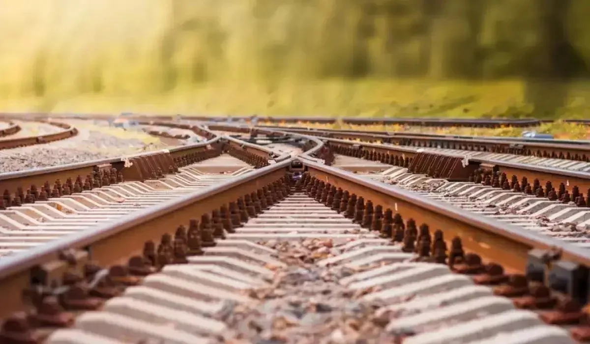 Қостанайда ондаған теміржол жапсырмасын заңсыз сатып жіберген лауазымды қызметкер сотталды