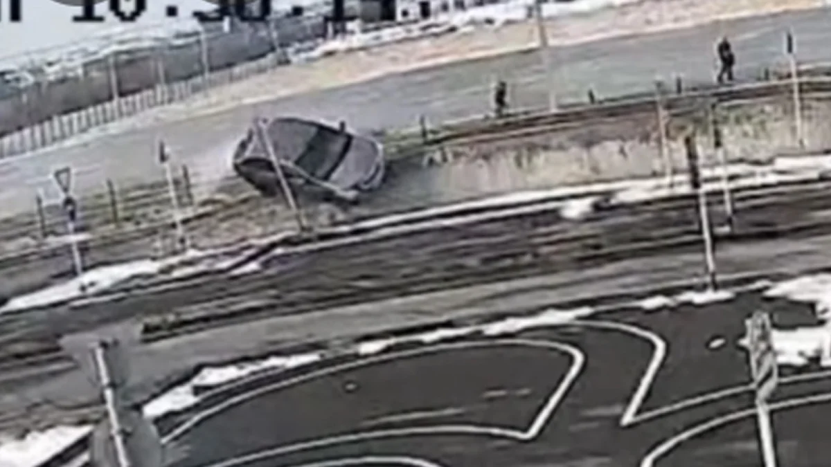 Шымкент автодромында көлікпен аударылып қалған қыздың апат сәтіндегі видеосы тарады