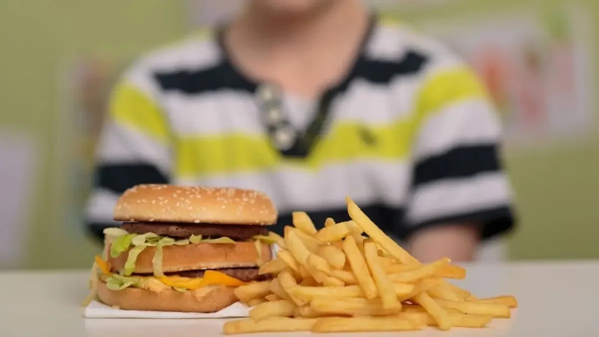 Бурабайдағы мектептің асханасында «шамадан тыс алкоголь ішіп», ата-ана құқығынан айырылған адам жұмыс істеген