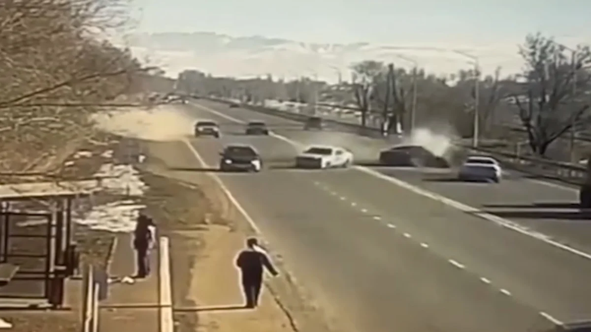 Басып озамын деп үш көлікпен соқтығысты: Жетісу облысындағы жол апатының видеосы тарады