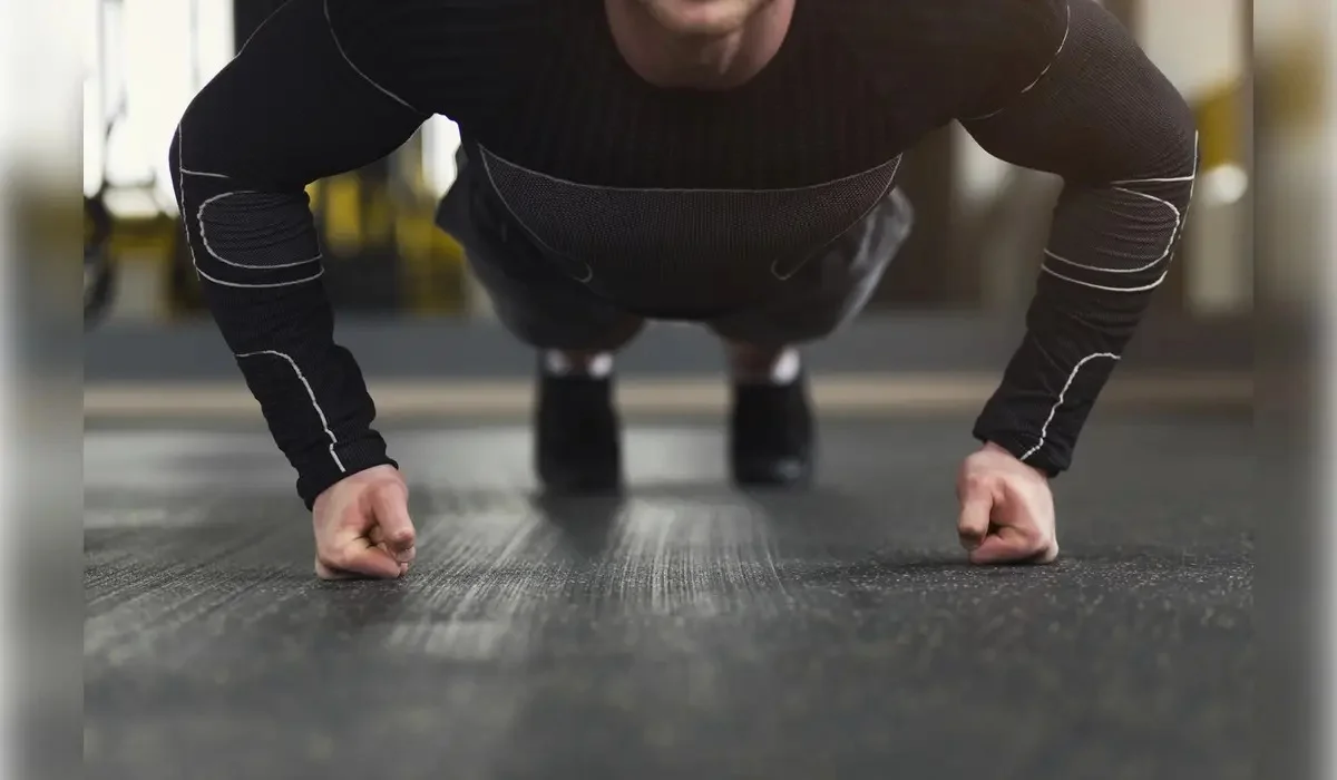 Атыраудағы колледждің мұғалімі сабаққа кешіккен студентке 100 рет жаттығу істеткен: бала ауруханада