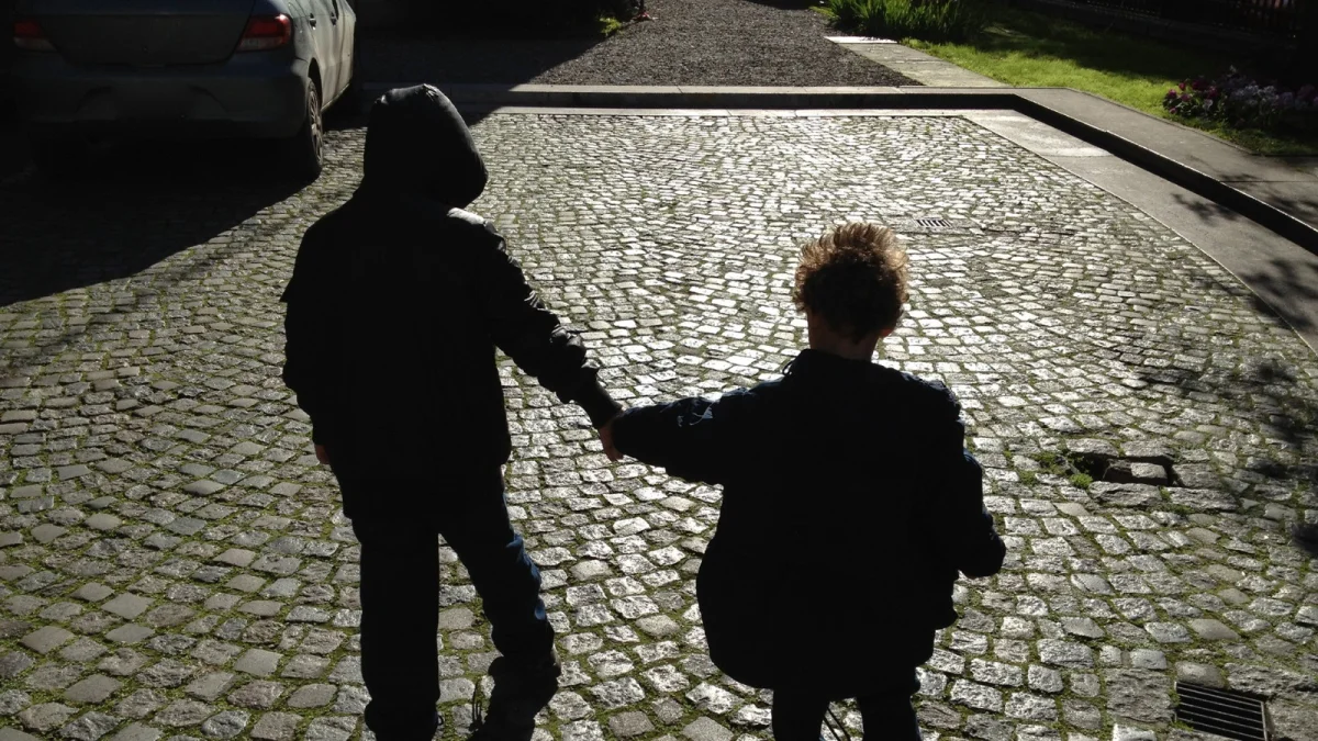 Депутат балаларын туыстарына тастап, шетелге қара жұмысқа кеткендерді ата-ана құқығынан айыруды ұсынды