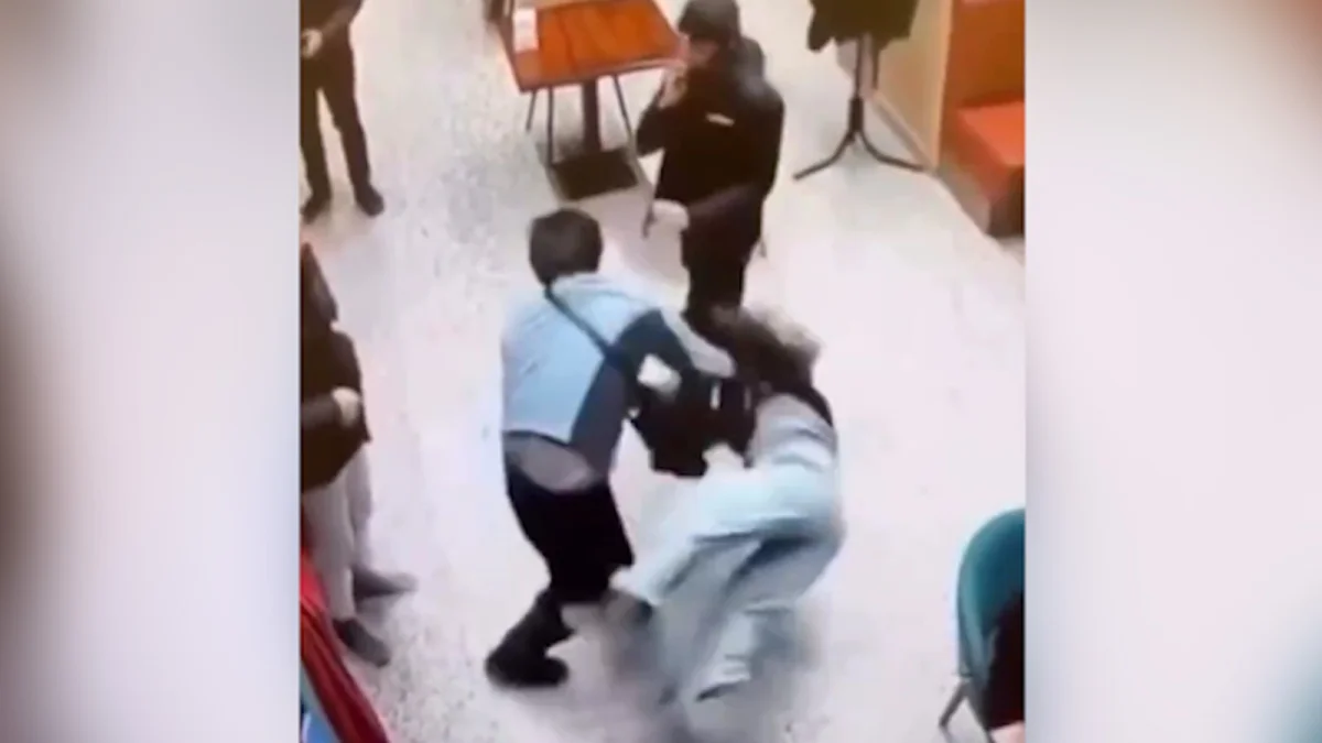 Ақтау кафесінде үш жігіт бір қызға жабылған